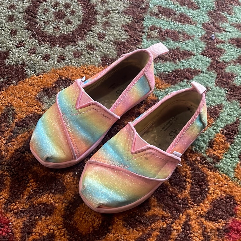 Toms kids rainbow size 8